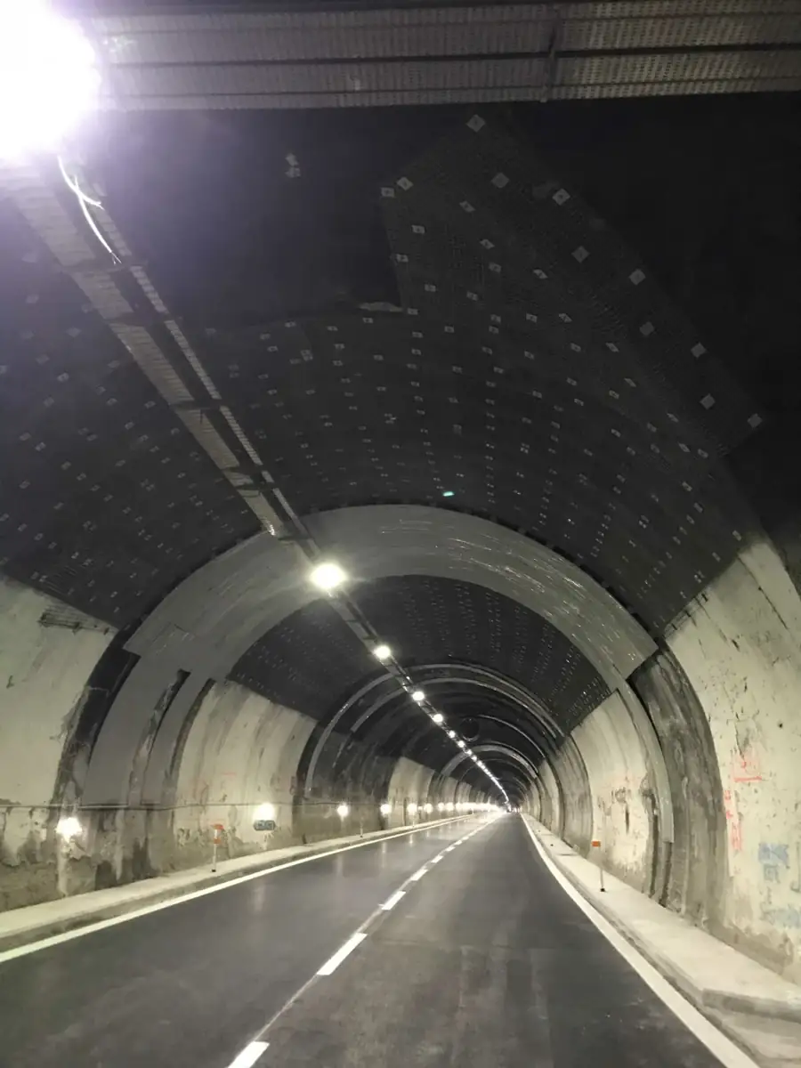 Impianti e lavorazioni in una galleria dell’autostrada A1