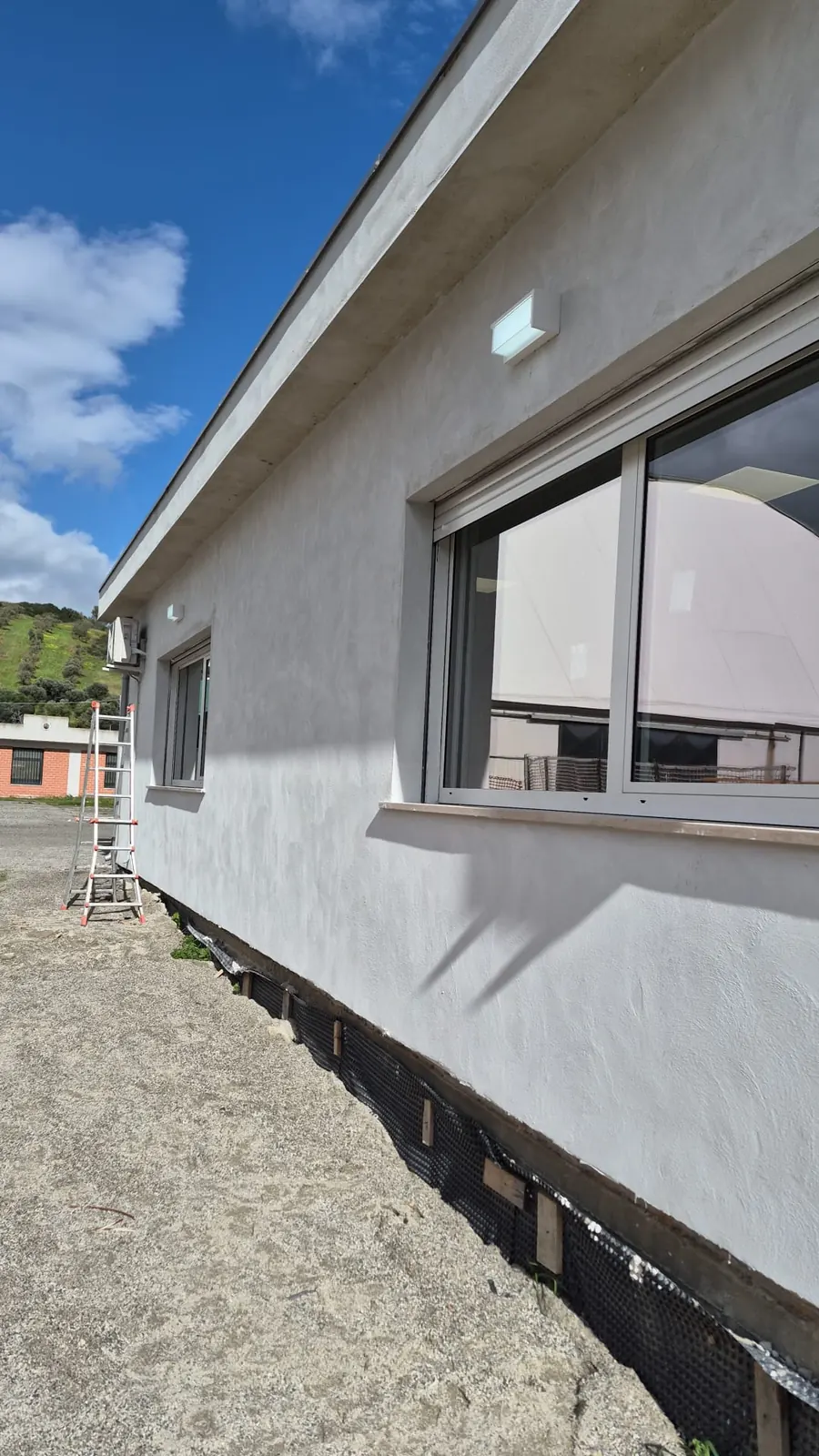 Facciata e serramenti del nuovo edificio