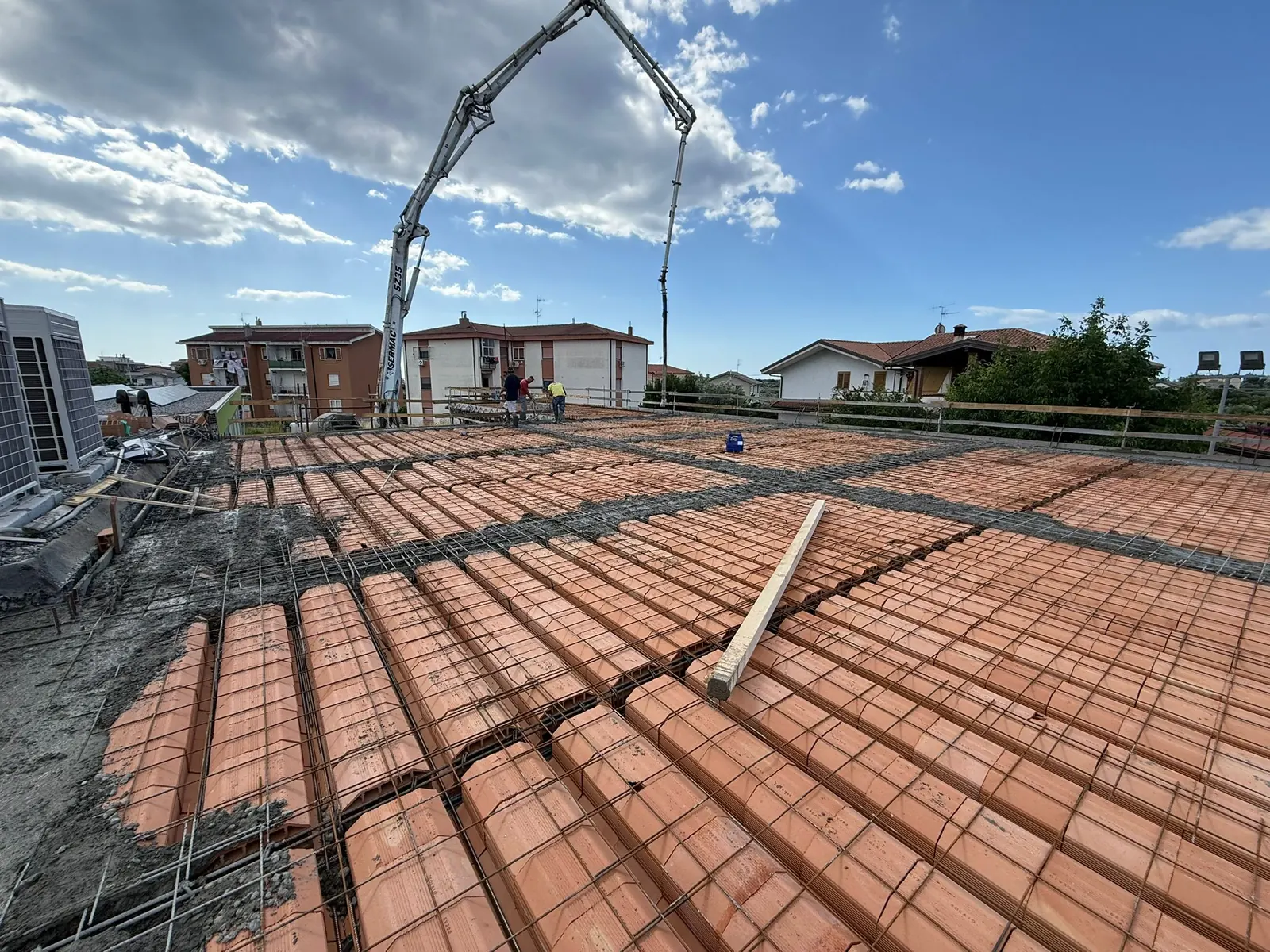 Getto del solaio con pompa per calcestruzzo