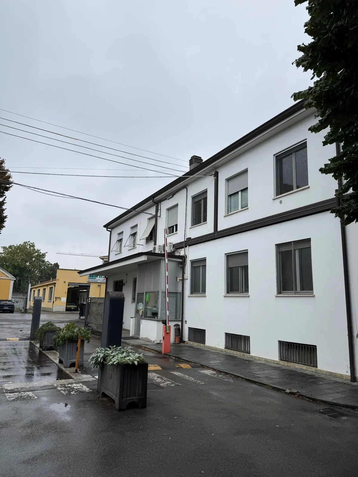 Via La Spezia · palazzina uffici interessata dal rinnovo della copertura