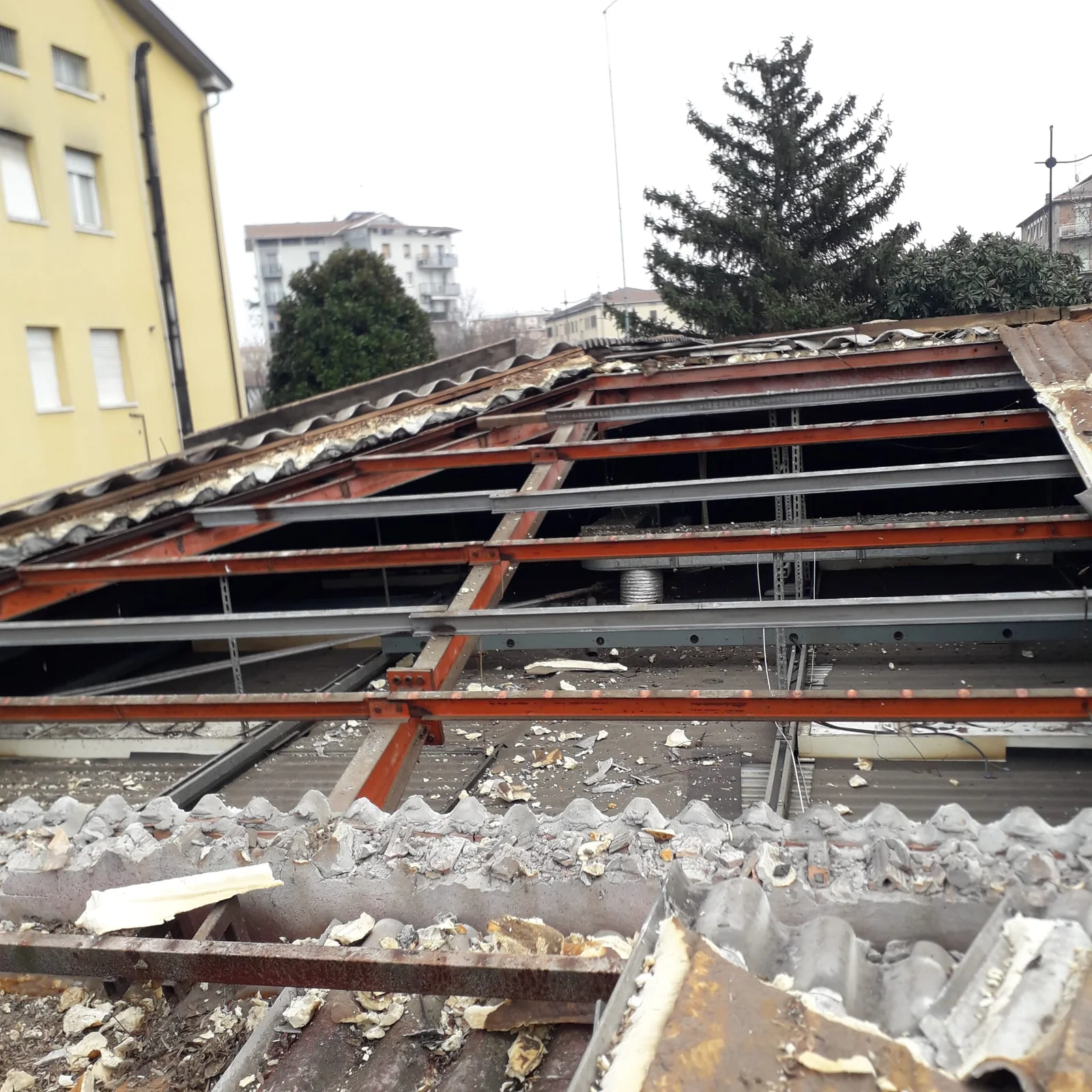 Ex Marinai d’Italia · struttura di sostegno dopo lo smontaggio del manto