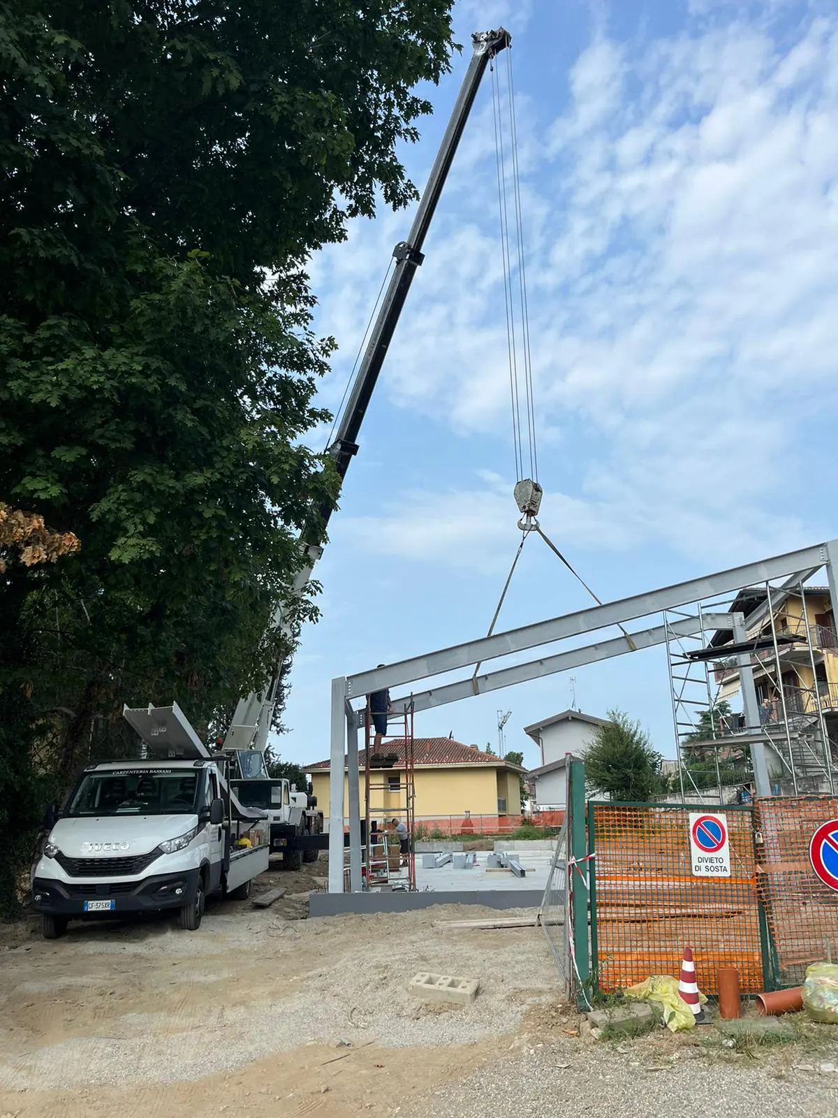 Sollevamento e montaggio delle travi in acciaio