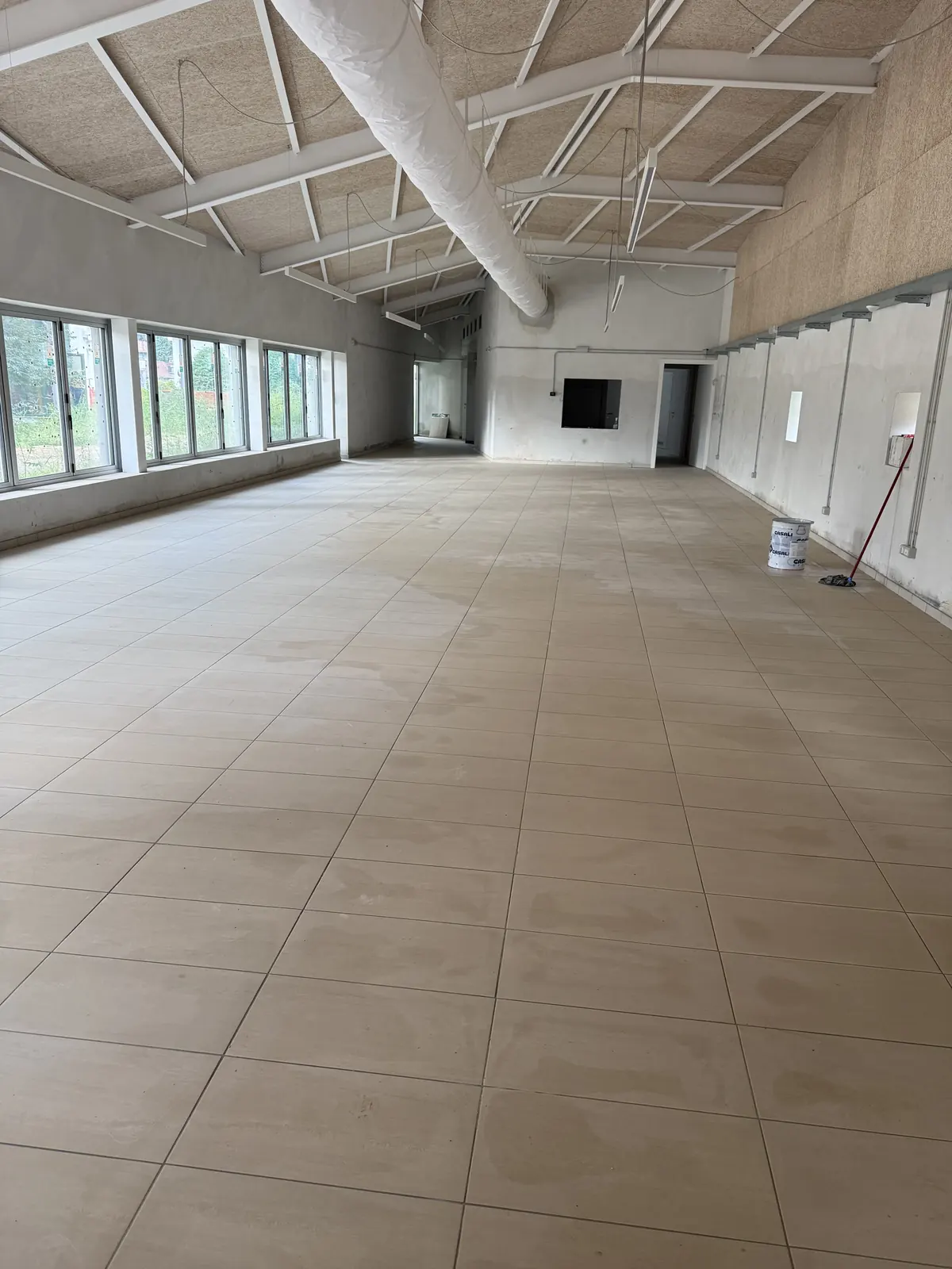 Sala mensa: struttura a vista e distribuzione dell’aria