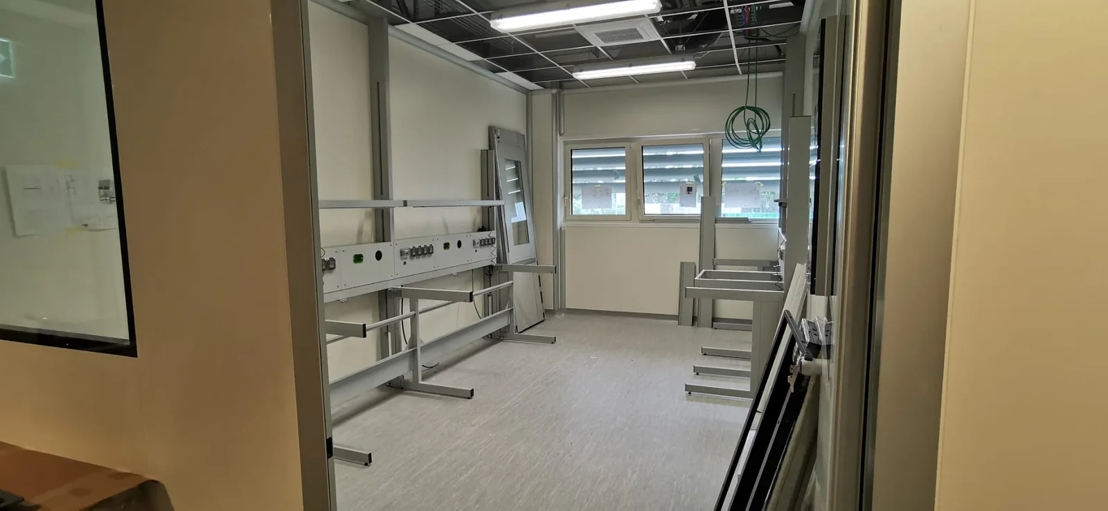 Allestimento dei banchi e degli spazi di laboratorio