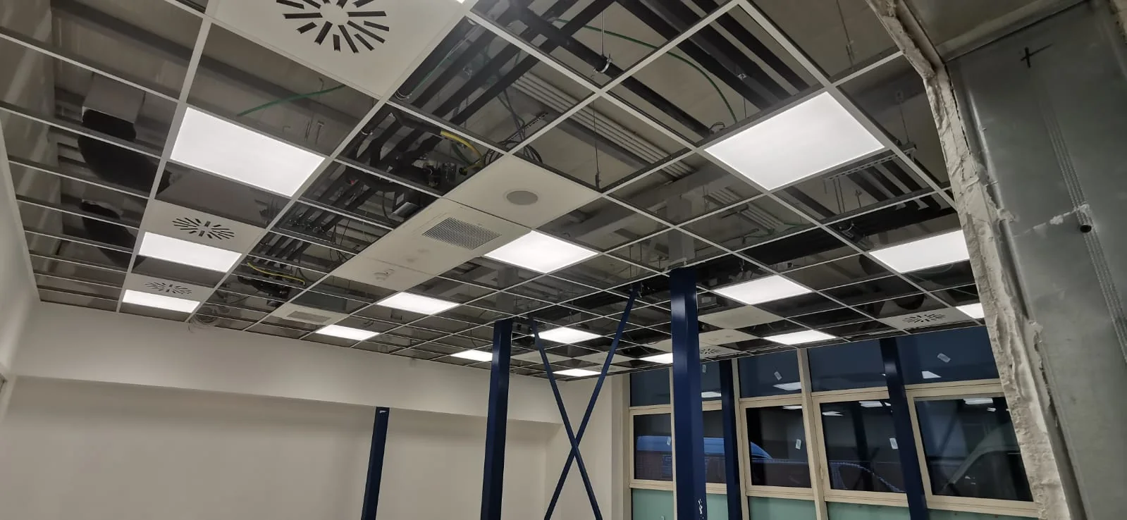 Montaggio dell’illuminazione LED e degli impianti a soffitto