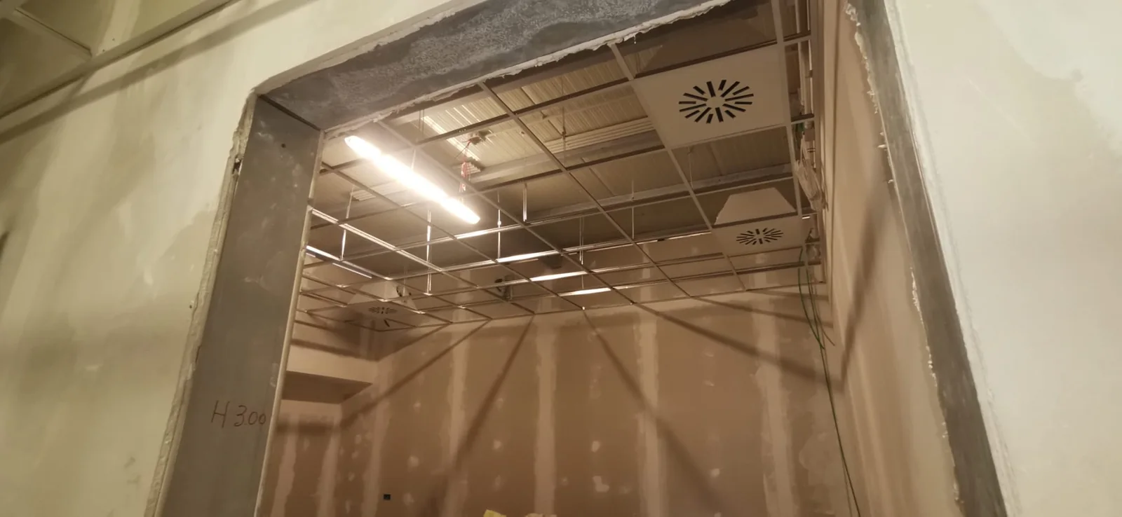 Fasi di installazione degli impianti nel controsoffitto