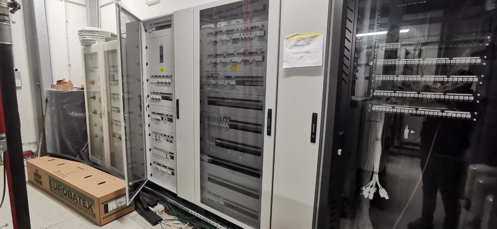 Quadri elettrici e cablaggi durante l’allestimento