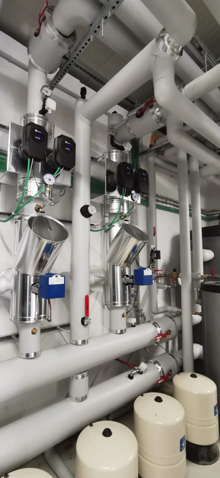 Sottocentrale con collettori, pompe, valvole e tubazioni coibentate